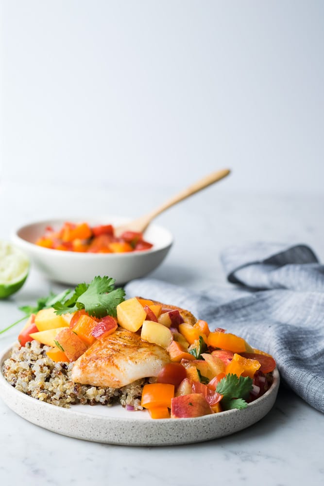 Morue et salsa aux pêches Morue et salsa aux pêches, dans une assiette servi sur du quinoa
