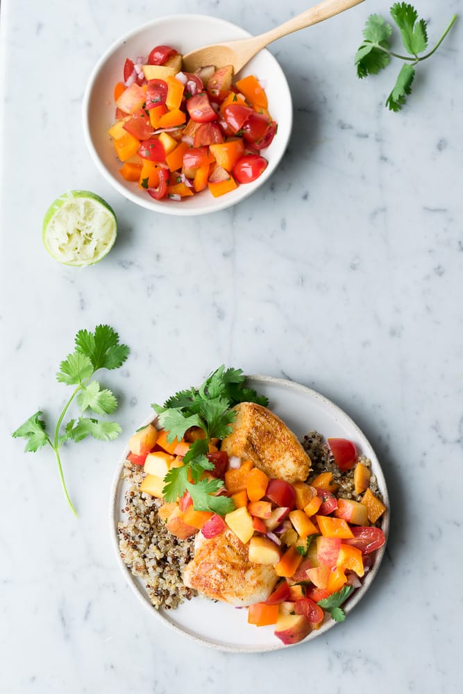 Morue et salsa aux pêches Morue et salsa aux pêches, vue de dessus.