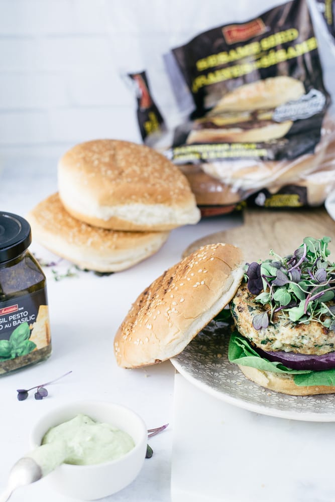 burger de dinde assemblé avec pesto