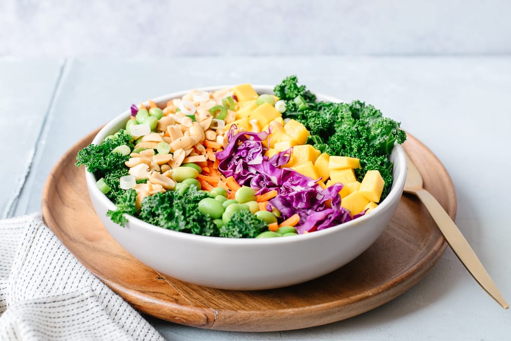 salade de kale mangue et arachides dans un bol