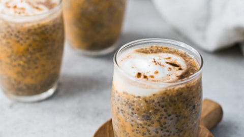 pouding de chia à la citrouille dans 3 contenants en verre
