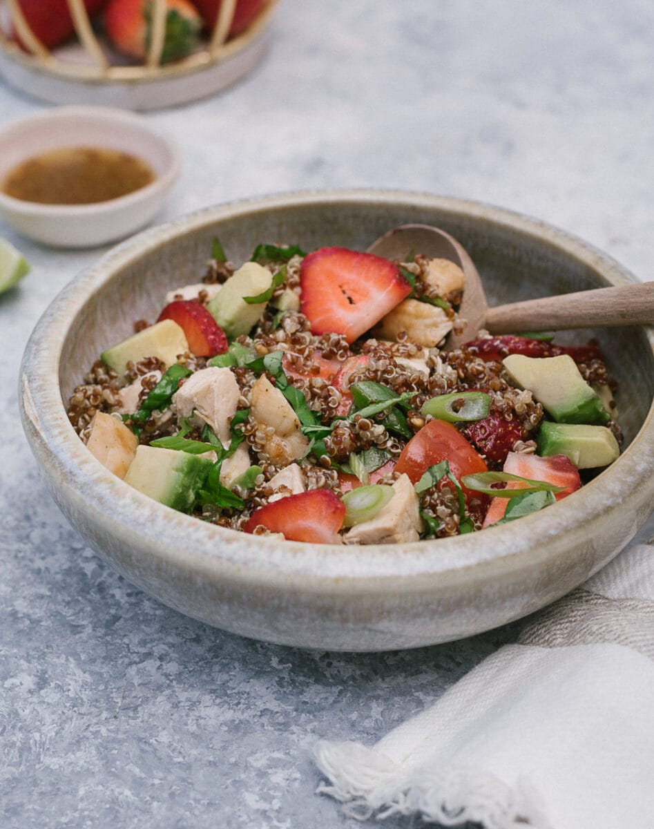 salade de quinoa fraises et basilic avec poulet repas principal lunch
