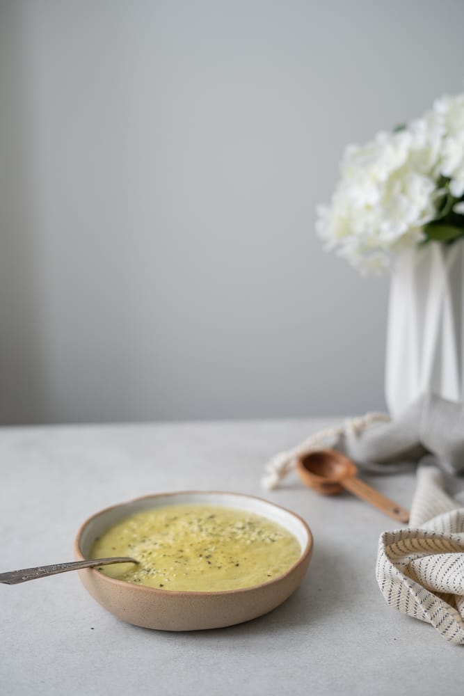 potage au chou-fleur et au céleri-rave sur la table 