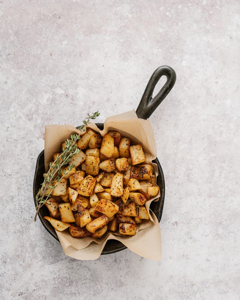 patates rissolées dans un poêlon