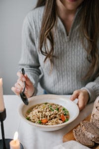Bol de soupe poulet et orzo 