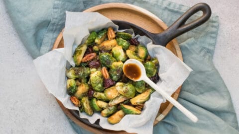 choux de Bruxelles caramélisés dans une poêle