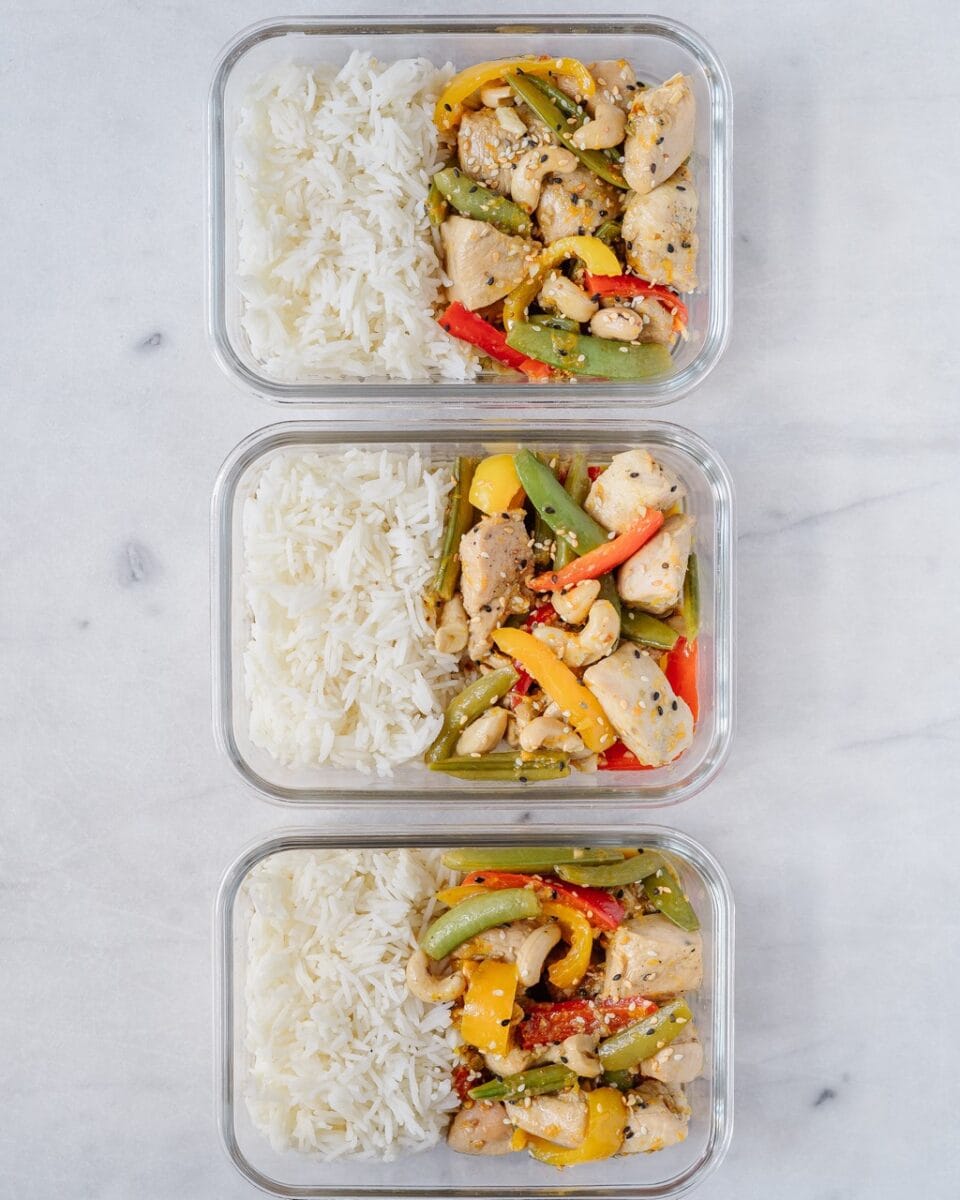 poulet à l'orange dans des plats meal prep