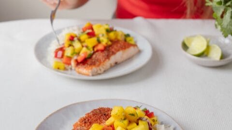 saumon grillé salsa mangue et riz au lait de coco