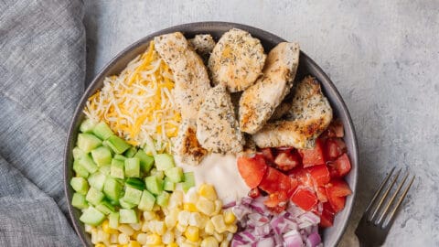 Bol repas poulet avec légumes et sauce
