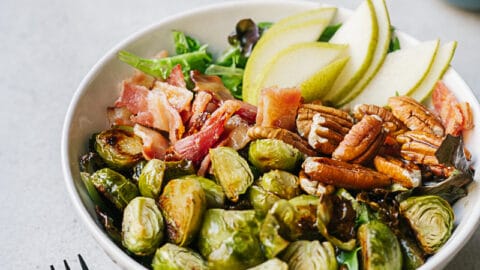 Salade avec bacon, poires et choux de bruxelles