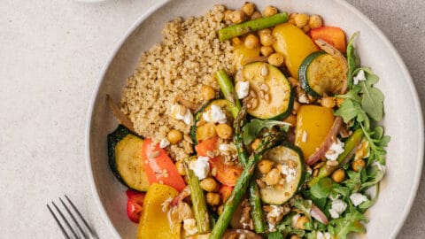 salade de quinoa et légumes grillés dans un bol