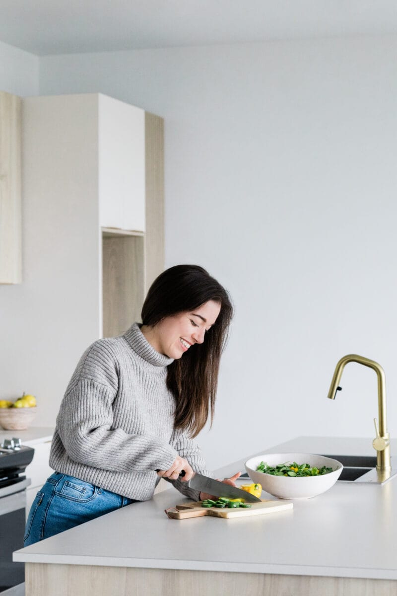 marie-eve caplette lave du kale dans le lavabo