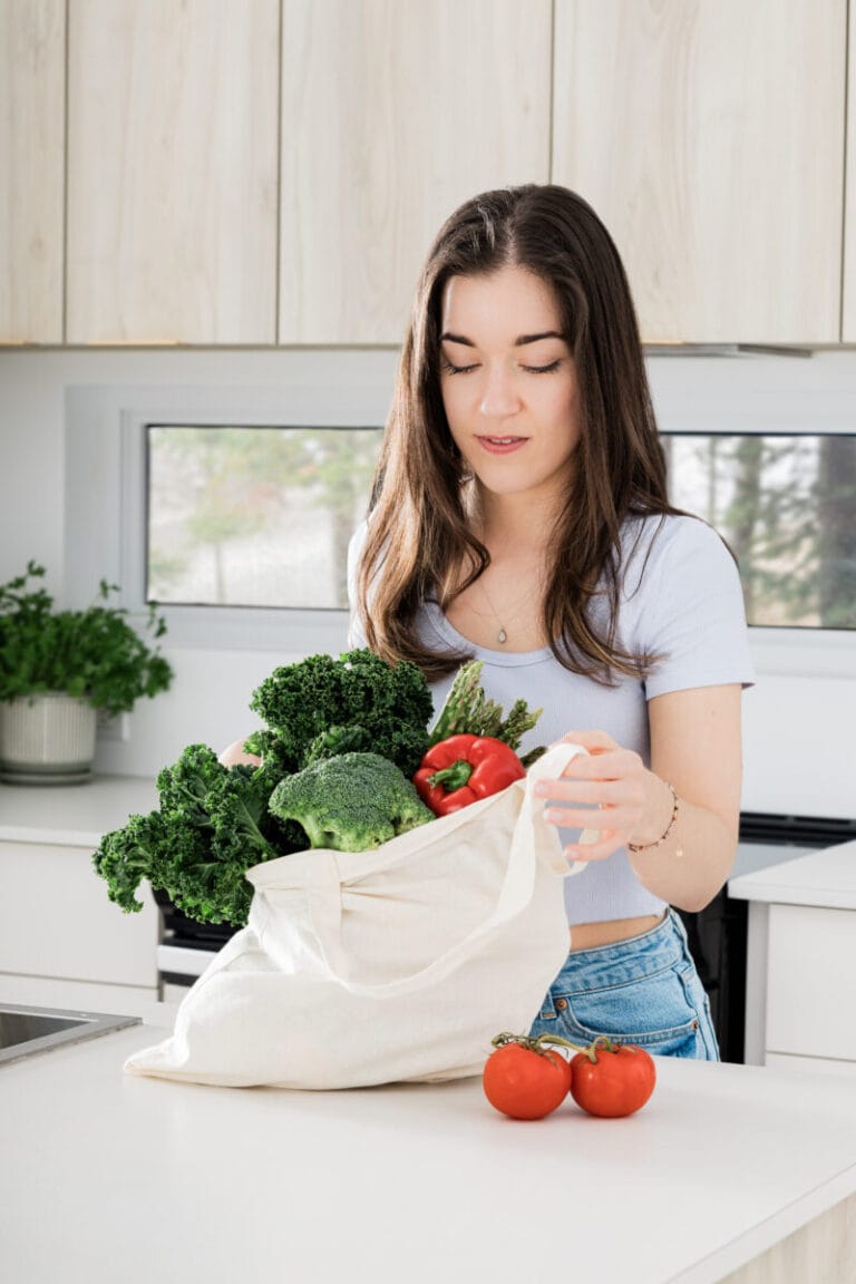 Marie-Eve Caplette nutritionniste sac de légumes retour de l'épicerie