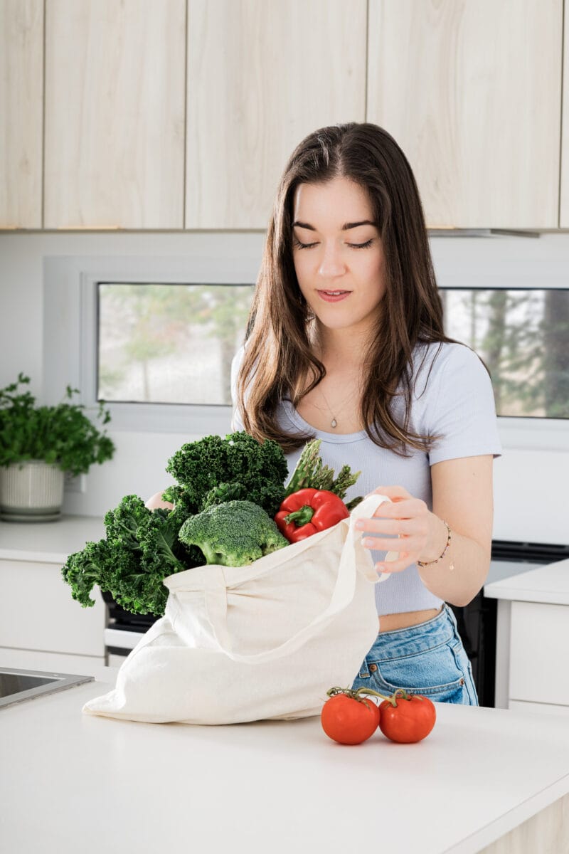 Marie-Eve Caplette nutritionniste sac de légumes retour de l'épicerie