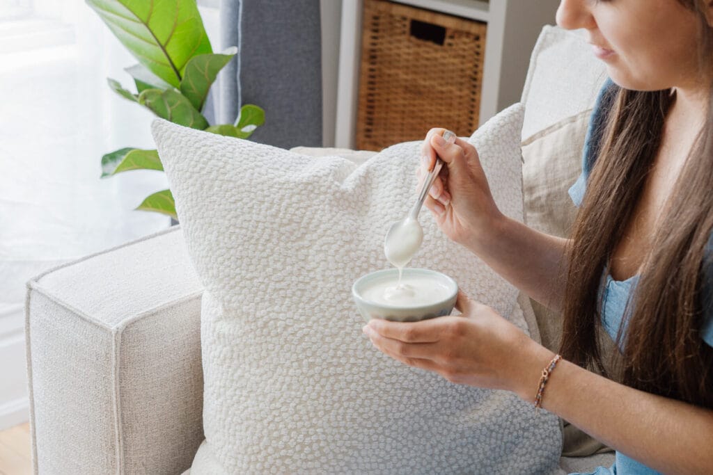 bol de yogourt dans le salon